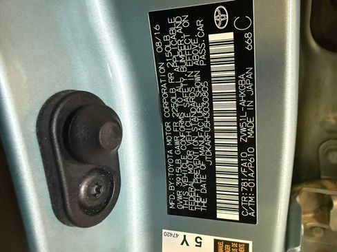 Used 2017 Toyota Prius Three w/ Advanced Technology Package FWD image 37