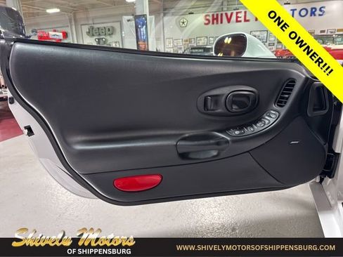 Used 2004 Chevrolet Corvette Coupe w/ Roof Package image 12