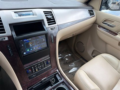 Used 2013 Cadillac Escalade Luxury image 32