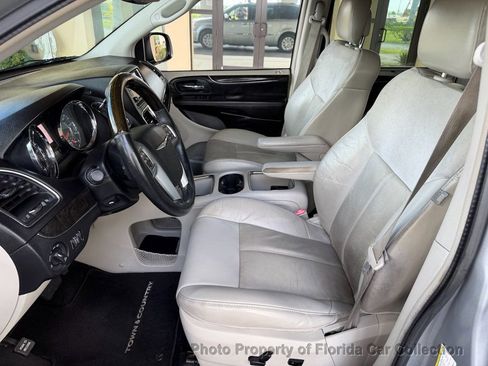 Used 2013 Chrysler Town & Country Limited w/ Luxury Group FWD image 7