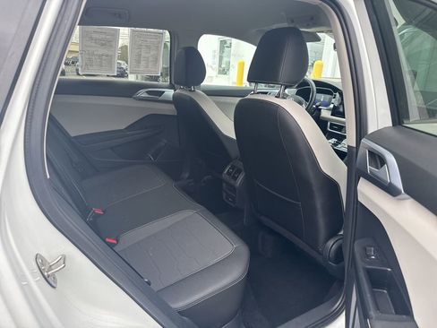 Used 2025 Volkswagen Taos SE image 7