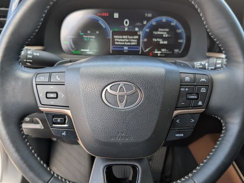 Used 2025 Toyota Crown Signia AWD/4WD image 18