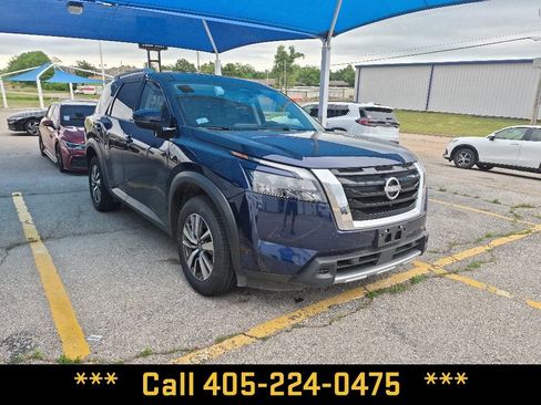 Used 2025 Nissan Pathfinder SL AWD/4WD image 16