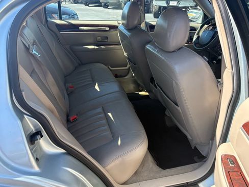 Used 2007 Lincoln Town Car Signature RWD image 14