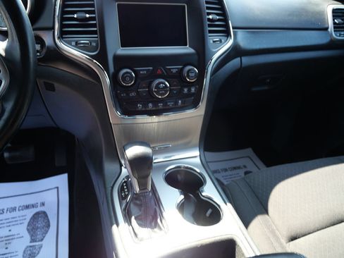 Used 2018 Jeep Grand Cherokee Laredo AWD/4WD image 13
