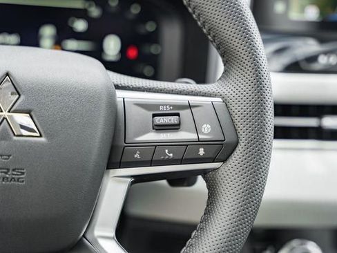 New 2025 Mitsubishi Outlander SE image 25