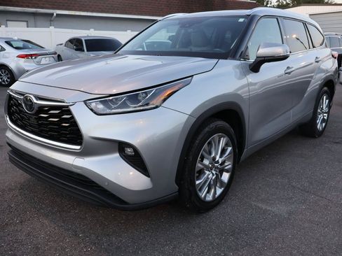 Used 2020 Toyota Highlander Limited FWD image 9