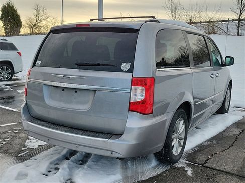 Used 2014 Chrysler Town & Country Touring-L w/ Driver Convenience Group image 8