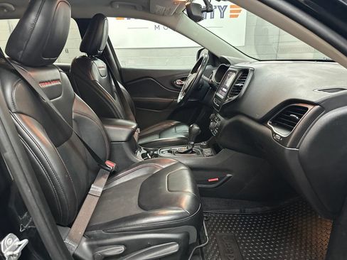 Used 2019 Jeep Cherokee Trailhawk AWD/4WD image 20