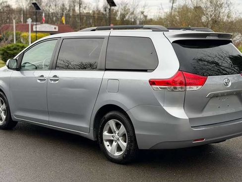 Used 2014 Toyota Sienna LE image 5