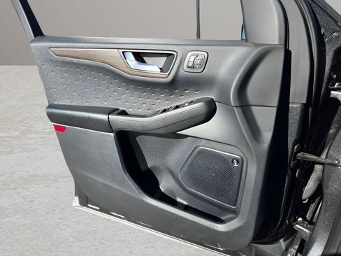 Used 2020 Ford Escape Titanium image 17