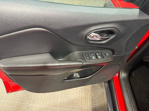 Used 2019 Jeep Cherokee Trailhawk w/ Comfort/Convenience Group AWD/4WD image 25