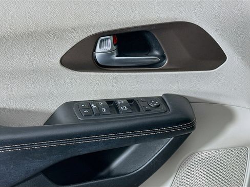 Used 2018 Chrysler Pacifica L FWD image 13