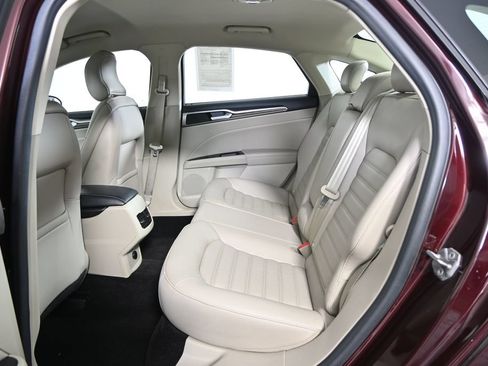 Used 2017 Ford Fusion SE w/ Fusion SE Technology Package FWD image 18