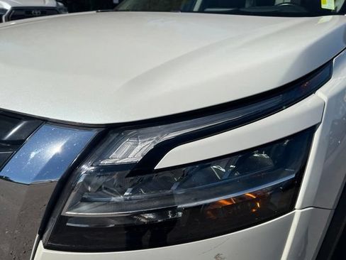 Used 2023 Nissan Pathfinder Platinum w/ Lighting Package (N93) FWD image 9