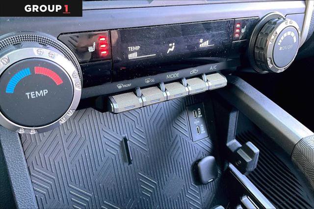 Certified 2025 Toyota Tacoma SR5 AWD/4WD image 36