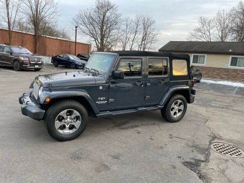 Used 2017 Jeep Wrangler Unlimited Sahara w/ Connectivity Group AWD/4WD image 29
