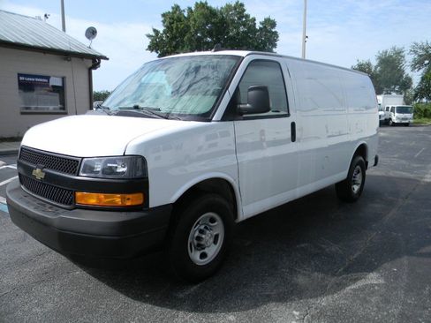Used 2021 Chevrolet Express 2500 RWD image 1