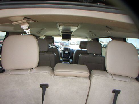Used 2015 Chrysler Town & Country Touring image 21