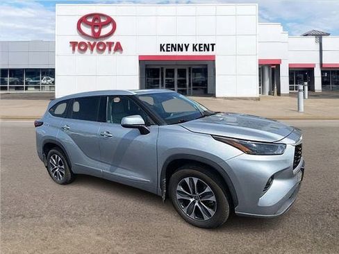 Used 2022 Toyota Highlander XLE AWD/4WD image 1