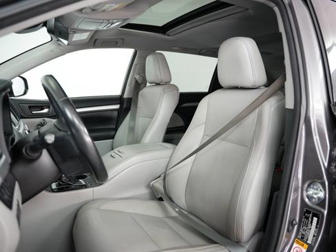 Used 2017 Toyota Highlander XLE AWD/4WD image 49