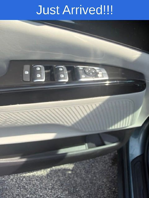Used 2024 Kia Carnival EX FWD image 16