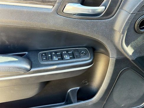 Used 2022 Chrysler 300 Touring w/ Sport Appearance Package image 17