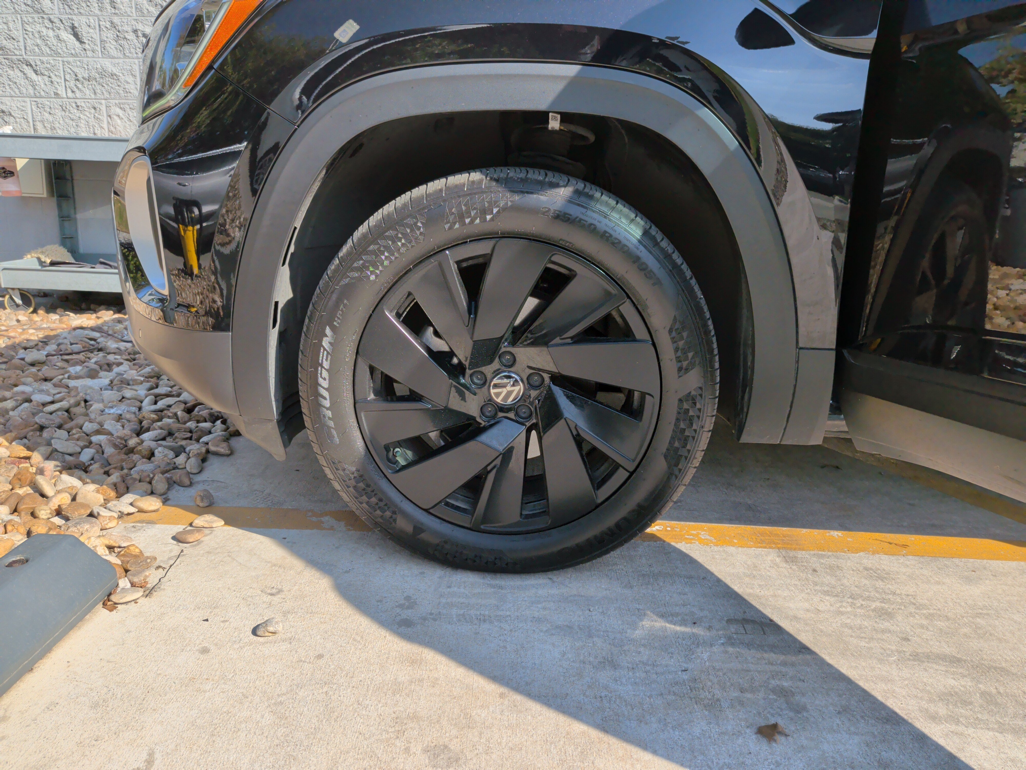 Used 2024 Volkswagen Atlas SE w/ Black Wheel Package FWD image 12