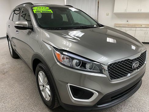 Used 2018 Kia Sorento FWD V6 w/ LX V6 Convenience Package image 3