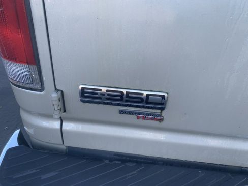 Used 2009 Ford E-350 and Econoline 350 Extended Wagon Super Duty image 4