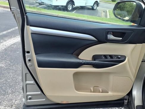 Used 2014 Toyota Highlander XLE FWD image 15