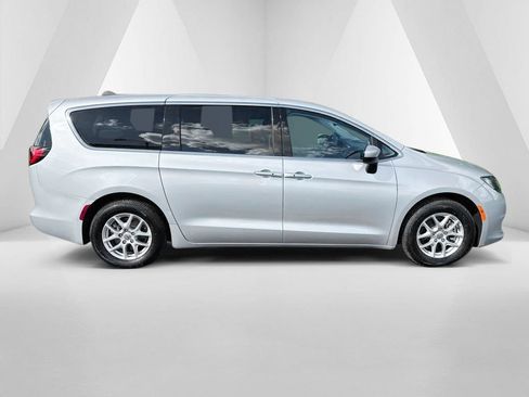 Used 2023 Chrysler Voyager LX FWD image 8