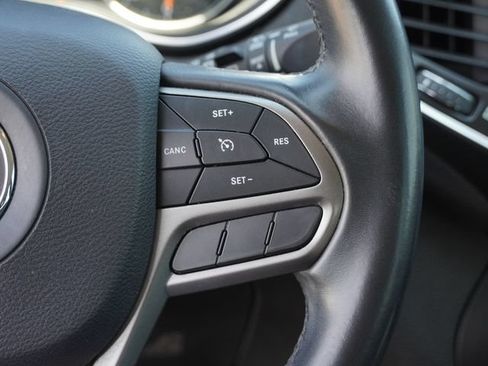 Used 2019 Jeep Cherokee Latitude Plus w/ Comfort/Convenience Group FWD image 20