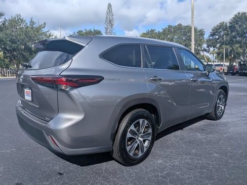 Used 2025 Toyota Highlander XLE FWD image 4
