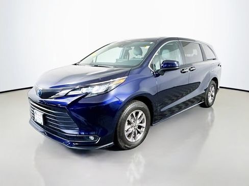 Used 2025 Toyota Sienna XLE AWD/4WD image 2