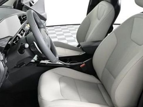 New 2025 Kia Niro EX Touring image 18