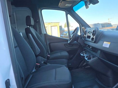 Used 2025 Mercedes-Benz Sprinter 2500 image 11