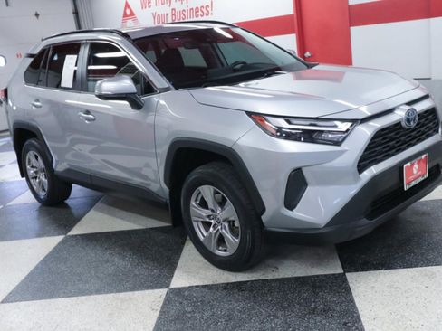 Used 2022 Toyota RAV4 XLE w/ Convenience Package AWD/4WD image 3