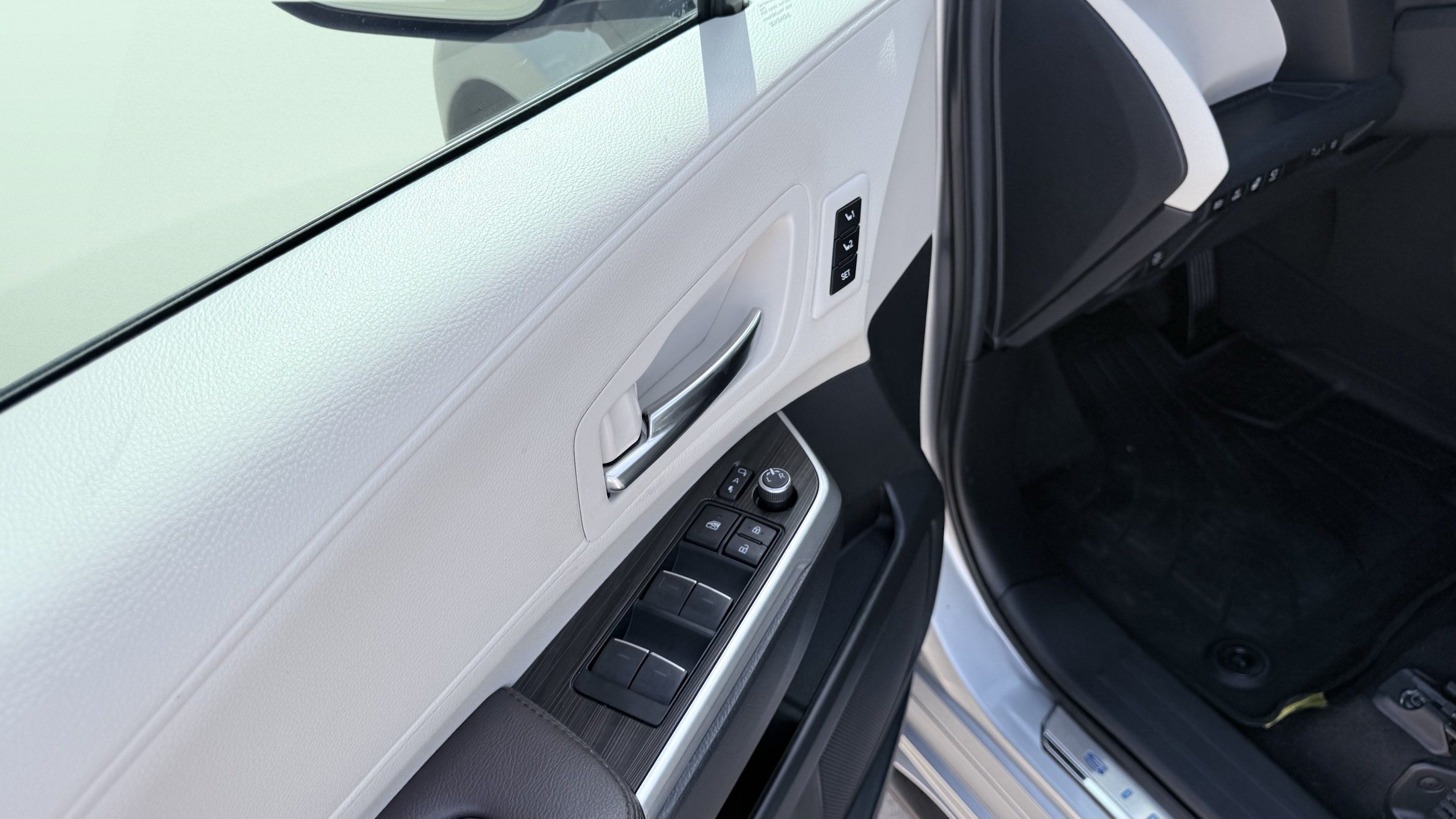 Used 2022 Toyota Sienna Platinum FWD image 24