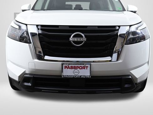 Used 2025 Nissan Pathfinder SV image 2