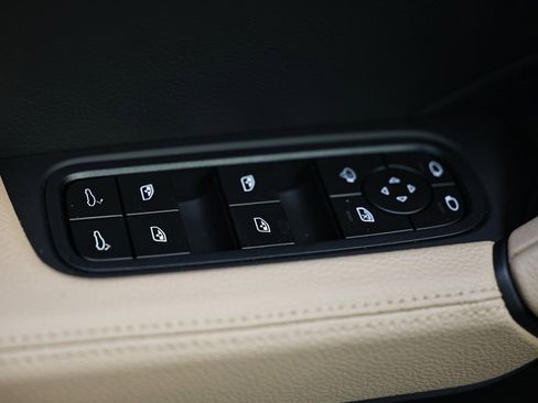 Certified 2025 Porsche Cayenne w/ Premium Package Plus image 21