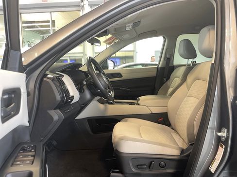 Used 2024 Nissan Pathfinder SV image 6