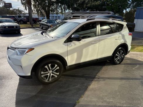 Used 2018 Toyota RAV4 LE image 5