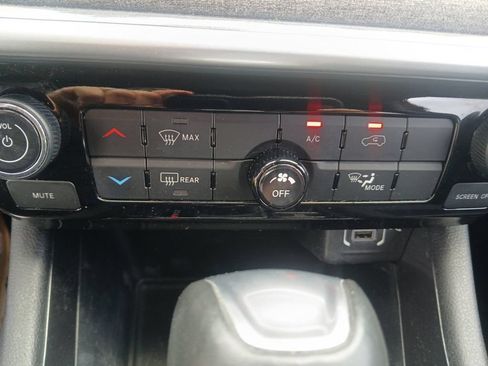 Used 2023 Jeep Compass Latitude AWD/4WD image 19