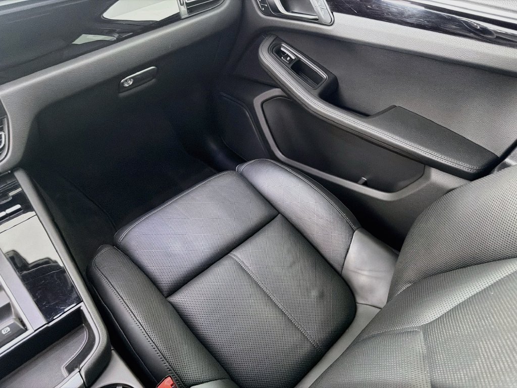 Certified 2023 Porsche Macan AWD/4WD image 26