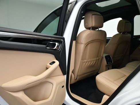 Certified 2025 Porsche Macan Turbo AWD/4WD image 43