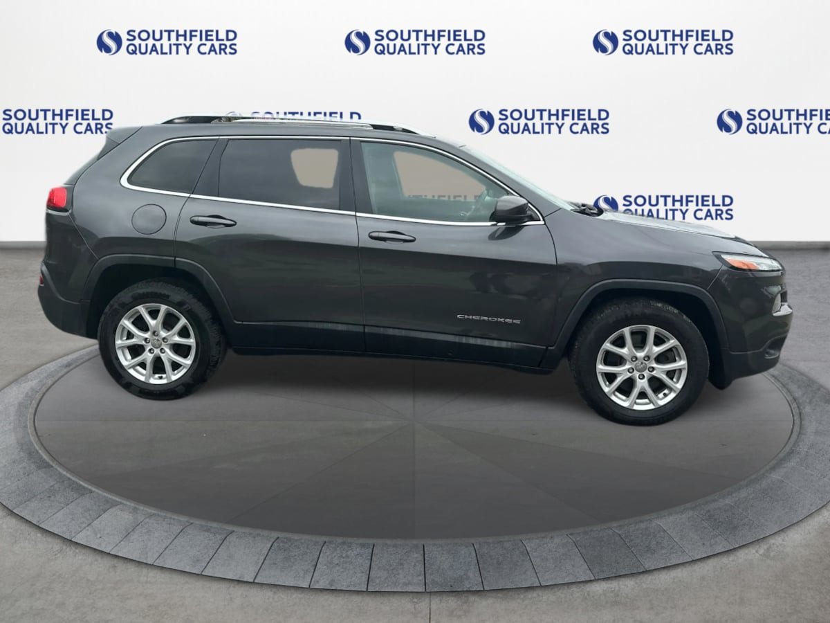 Used 2016 Jeep Cherokee Latitude w/ Safety/Convenience Group AWD/4WD image 8