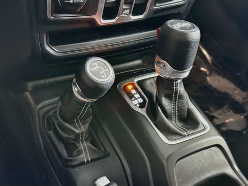 Used 2018 Jeep Wrangler Unlimited Sahara AWD/4WD image 5