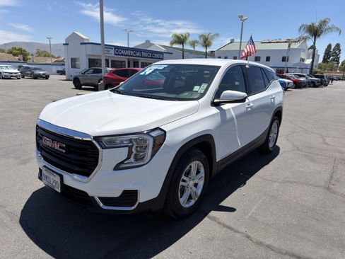 Used 2024 GMC Terrain SLE FWD image 4