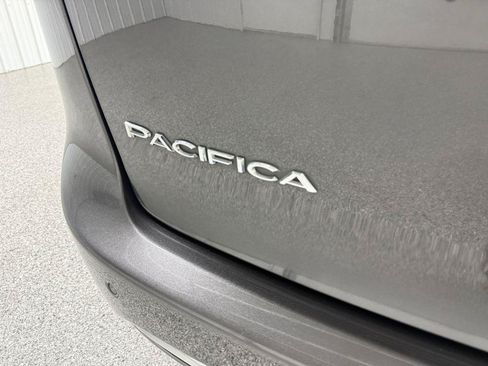 Used 2017 Chrysler Pacifica Limited FWD image 9